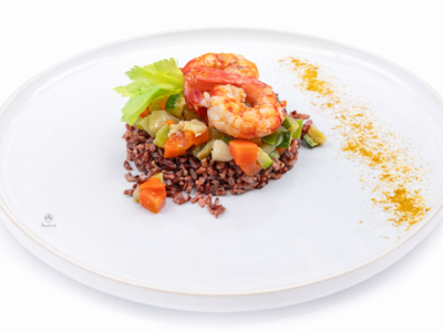 Riso rosso  freddo con verdure e gamberi al curry