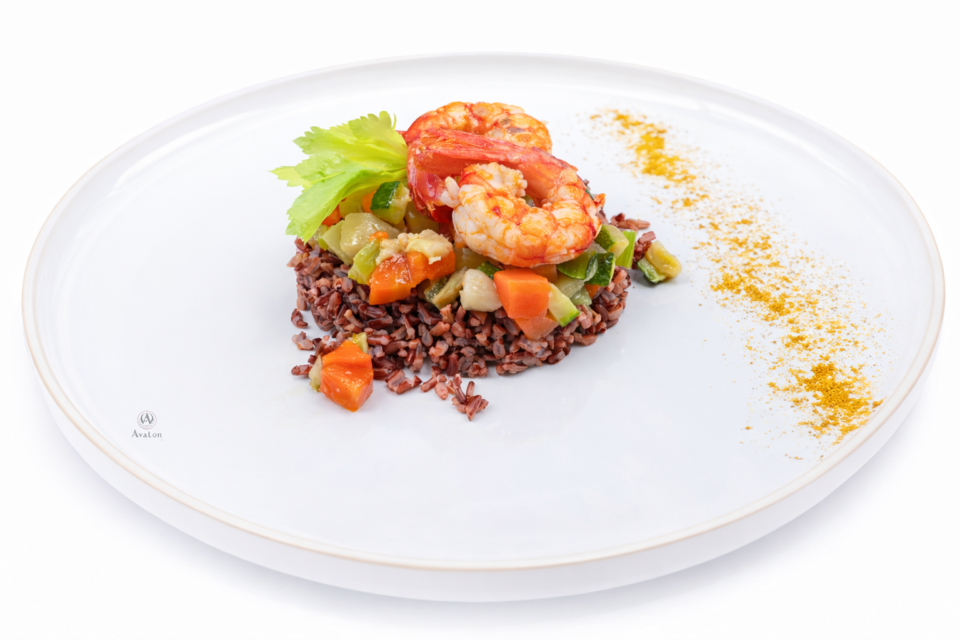 Riso rosso  freddo con verdure e gamberi al curry